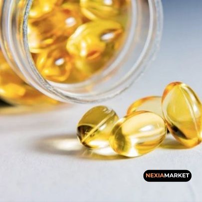 Cápsulas transparentes de vitamina E con aceite dorado en un envase de vidrio, ideales para mejorar la salud y el cuidado facial